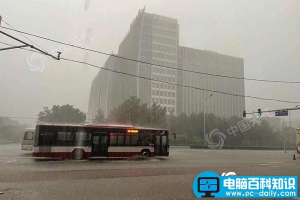 北京暴雨雷电双预警生效 今天白天局地有大到暴雨