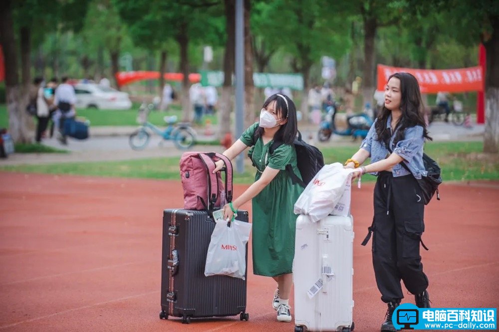 上海高校开学包裹多到把路堵死，新生购买力太强，或许是父母的错