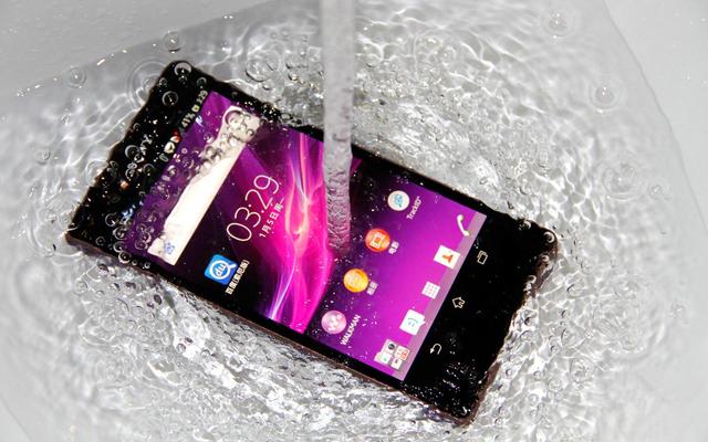 手机进水了怎么办（手机进水如何第一时间修理）(1)
