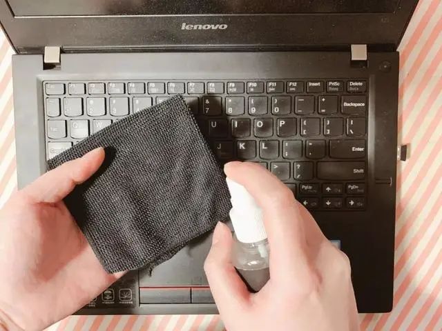 电脑屏幕怎么擦干净（电脑屏幕用什么清洗最好）(4)