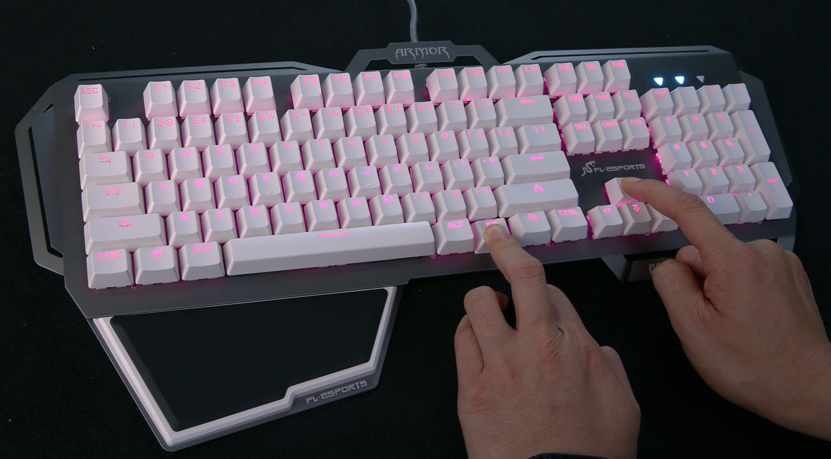 键盘怎么调灯光特效（普通机械键盘灯光颜色怎么切换）(1)