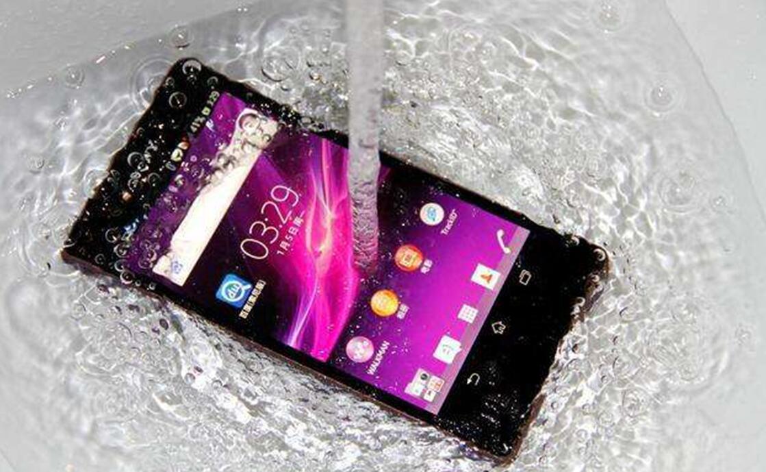 手机掉水里了应该怎么处理（手机掉进水里怎么办教你一招拯救）(1)