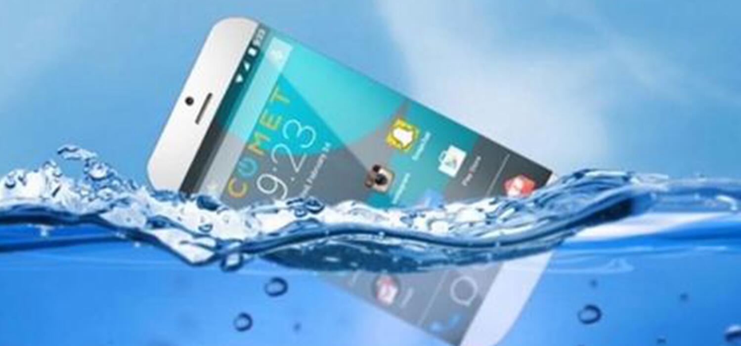 手机掉水里了应该怎么处理（手机掉进水里怎么办教你一招拯救）(3)