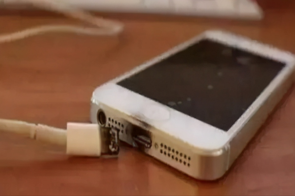 苹果手机充电没反应是怎么回事（苹果手机充电器充不进电解决方法）(1)