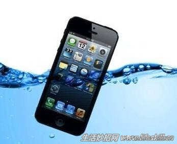 苹果手机进水了怎么办（苹果手机掉进水里最好解决方法）(1)