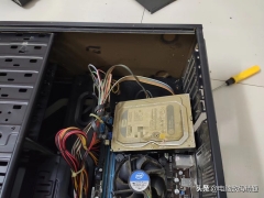 电脑进水蓝屏怎么回事（电脑进水正确处理方法）