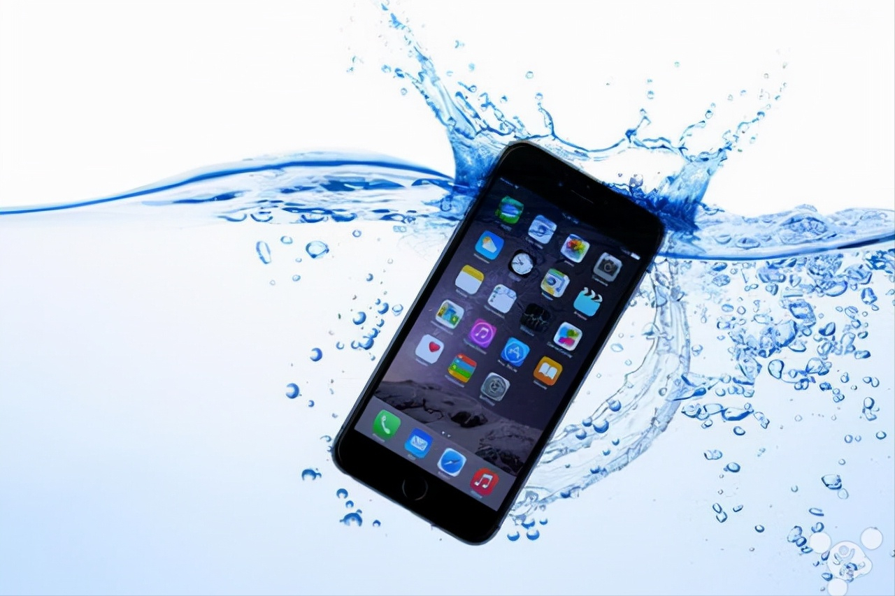 手机掉进水里怎么办（手机进水的正确处理方法）(2)
