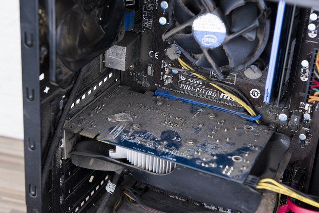 电脑机箱里的灰尘怎么清理（最简单的清理电脑灰尘的方法）(4)