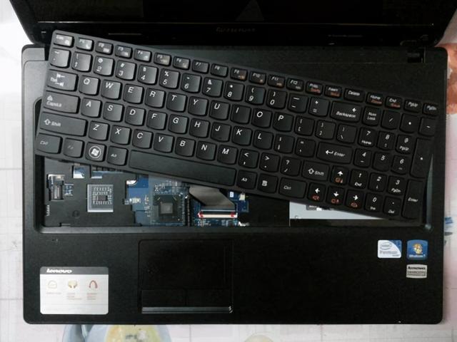笔记本电脑键盘拆卸教程（笔记本电脑键盘怎么拆图解）(1)