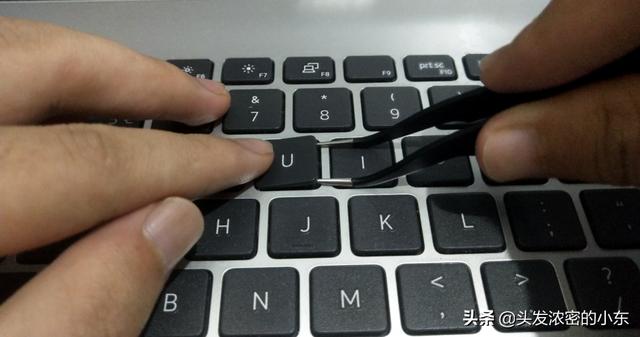笔记本键盘怎么拆（笔记本电脑拆键盘教程）(2)