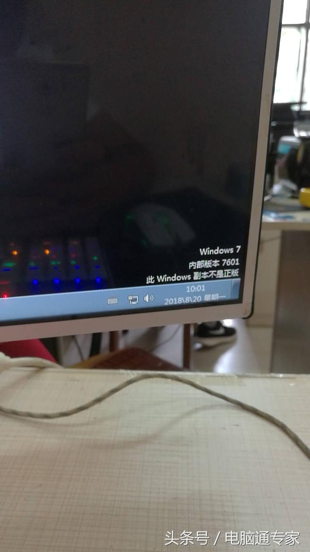 电脑屏幕显示windows不正版-(电脑老显示windows不是正版)
