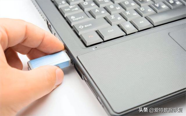 win10隐藏u盘怎么出来怎么办-(u盘内容被隐藏怎么办win10)