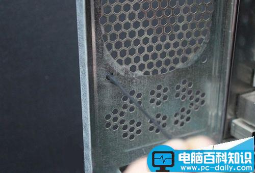 电脑机箱怎么安装风扇减震胶钉保护主板cup?